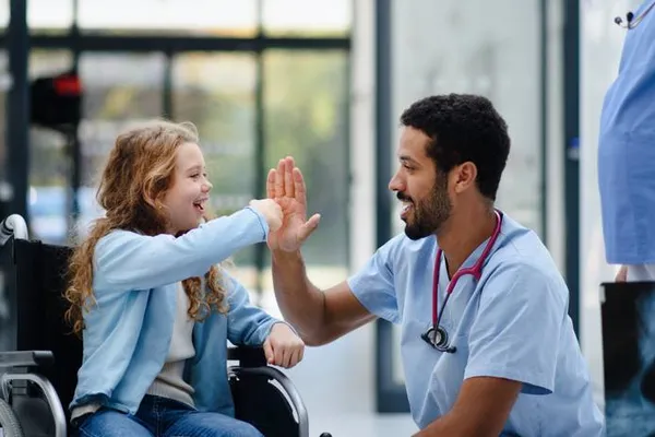 Kinderärztin und Mädchen beim High-Five