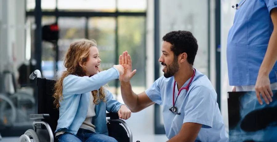 Kinderärztin und Mädchen beim High-Five