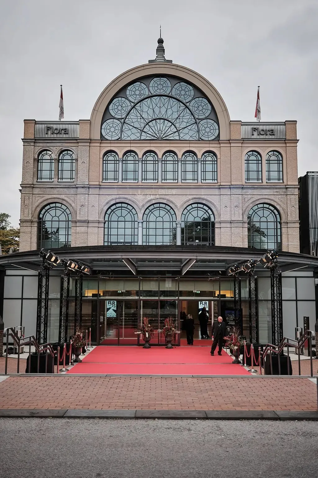 Die Flora Köln von vorn, ein historisches Gebäude mit großem Rundbogenfenster über dem Eingang