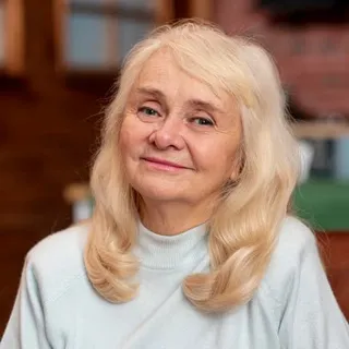 Ältere Frau mit blonden Haaren lächelt