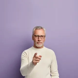 Älterer Mann mit Brille und hellem Pullover