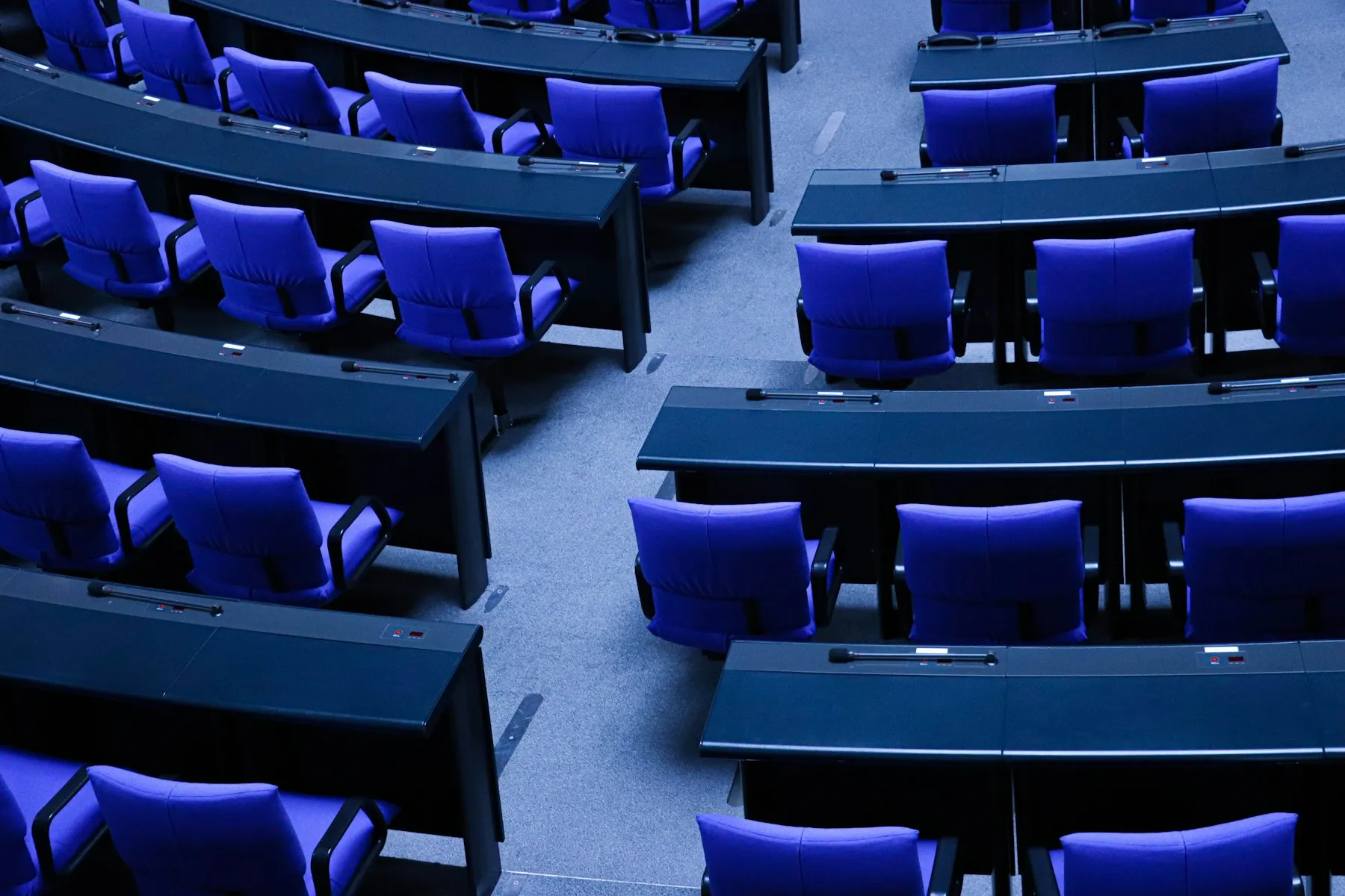 Blaue Sitzreihen im Plenarsaal des Bundestags