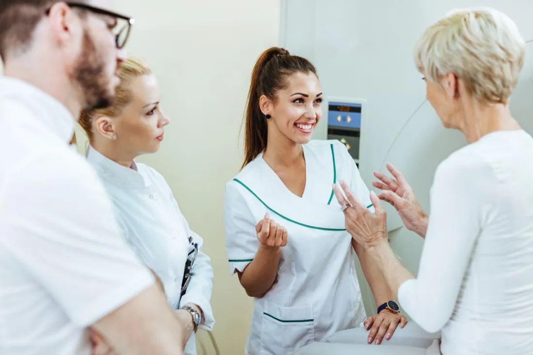 Beratungsteam im Gespräch mit einer Patientin